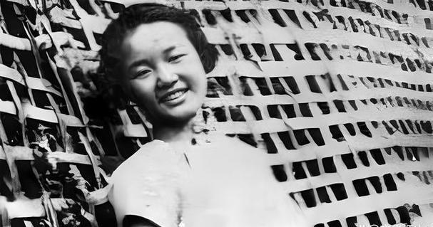 1941年，息烽监狱长把一女囚叫到办公室里，嬉皮笑脸着一边解衣服扣子，一边向女囚