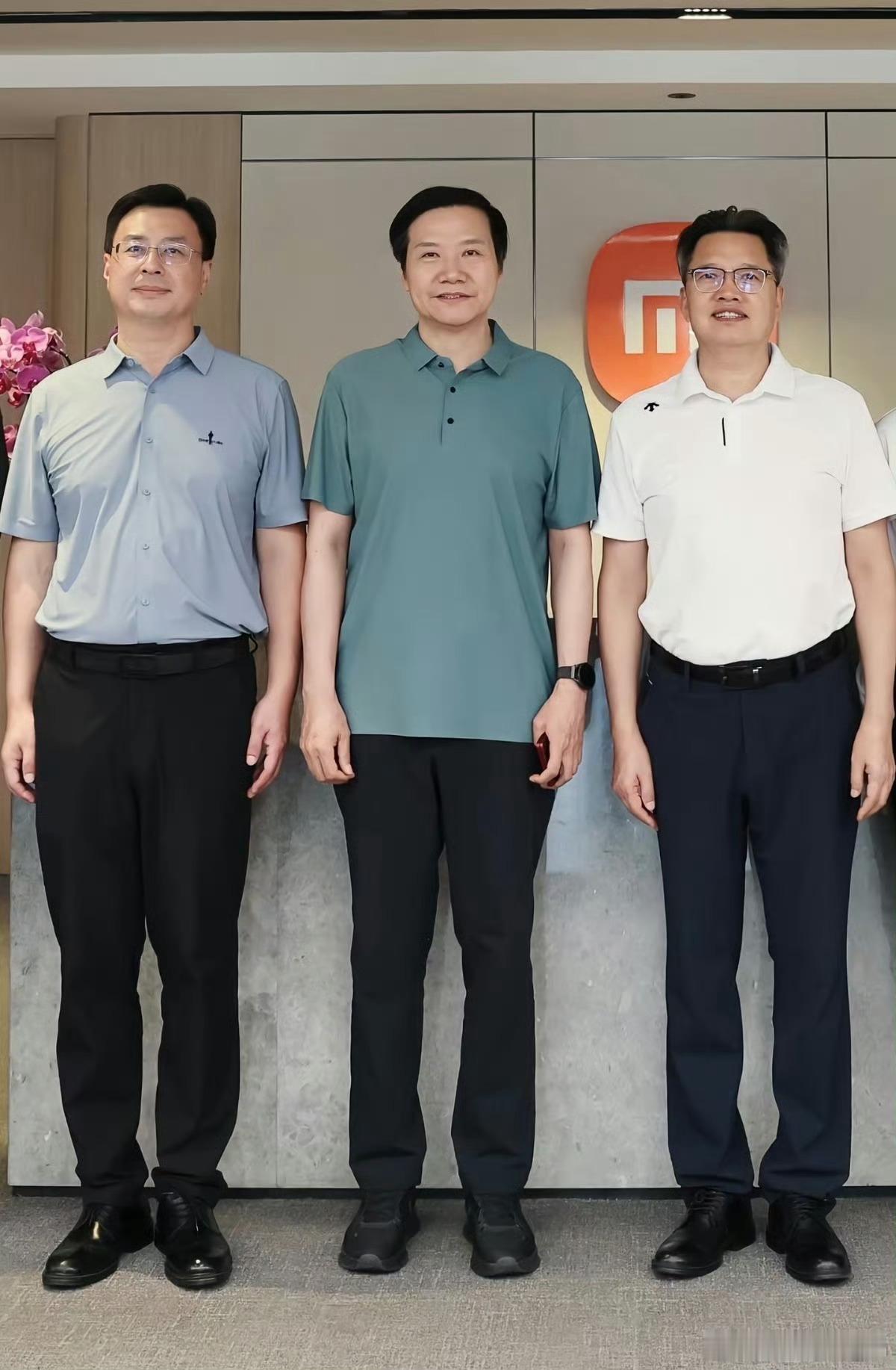 小米折叠屏曝光了注意雷总手上的手机是双层的而且是一个红色的，看来小米这次折叠屏真