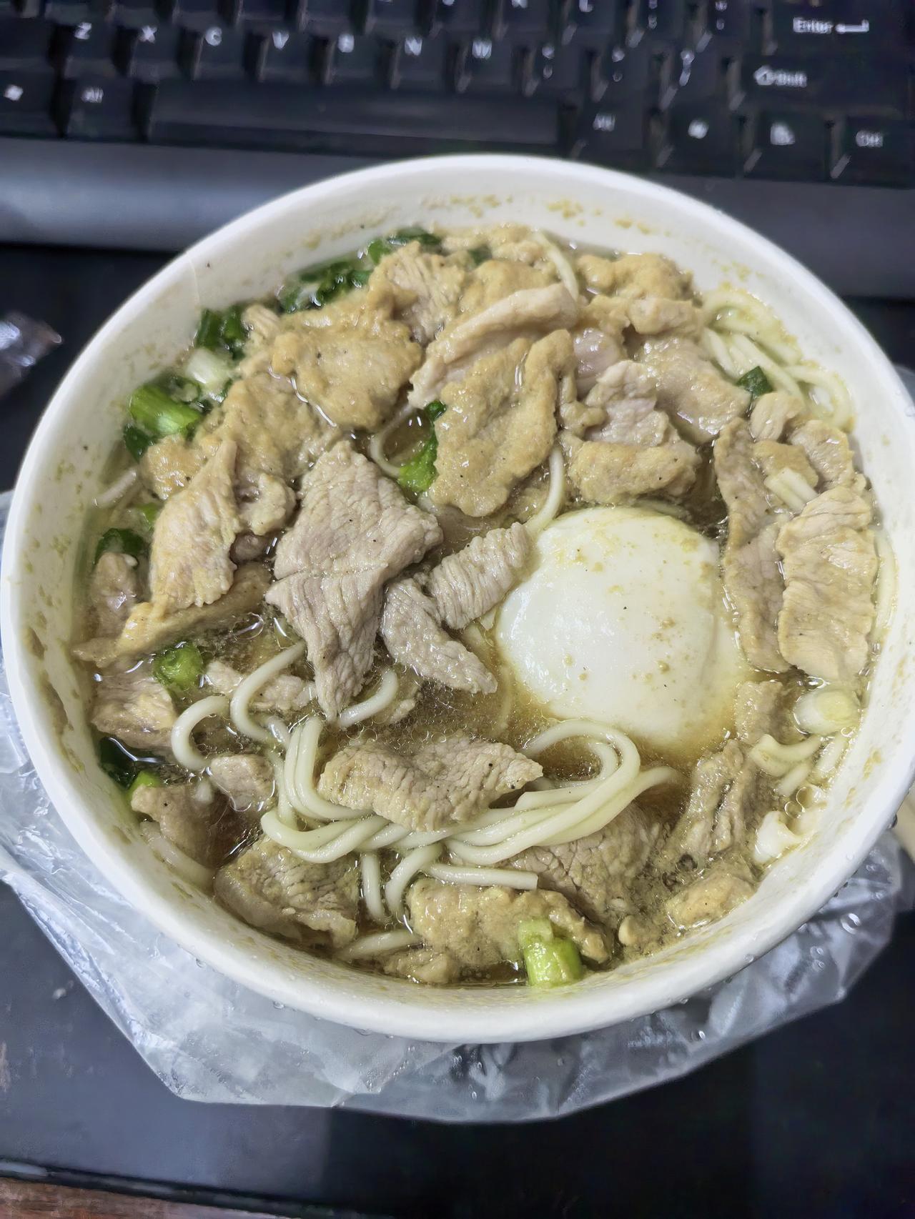 我们这有位保安师傅，人特别本分善良，但却挨经理的骂最多，每天只要他上班，工作群里