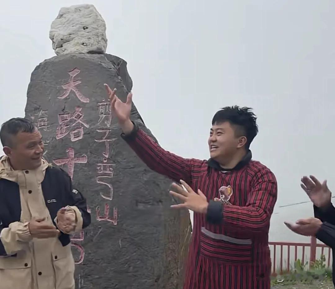 一个重庆小伙，在街头拦了辆黄色出租车，张嘴就问师傅去不去拉萨。 师傅以为他疯