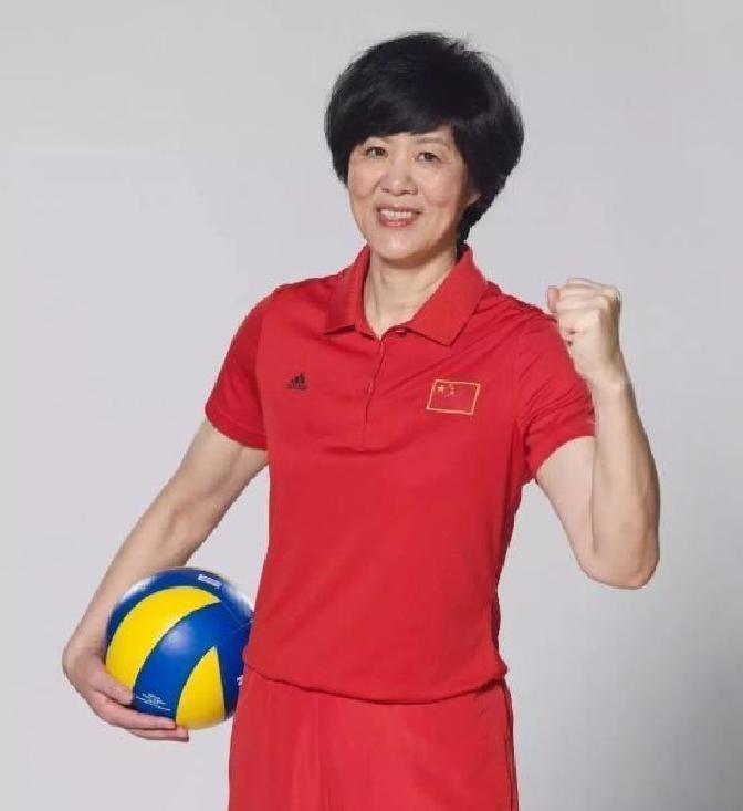 64岁的郎平刚在瑞士洛桑的国际奥委会总部，接过教练终身成就奖，这可是体育界的大认