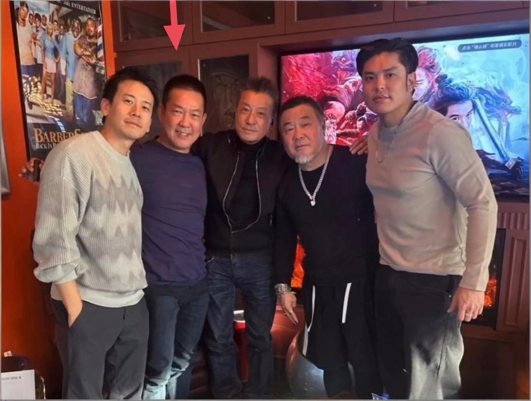 68岁的元彪现身香港与友聚餐痛饮，如今的他身材明显发福，脸庞变得圆润饱满，面相更