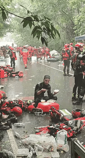 瞬间破防！广西贵港消防员冒雨蹲路边吃盒饭，看完心里满是心疼今天（9号），一