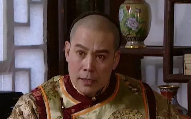1697年，亲征噶尔丹回京的康熙，虽大胜归来，却表现的很愤怒，他先是处死了太子胤
