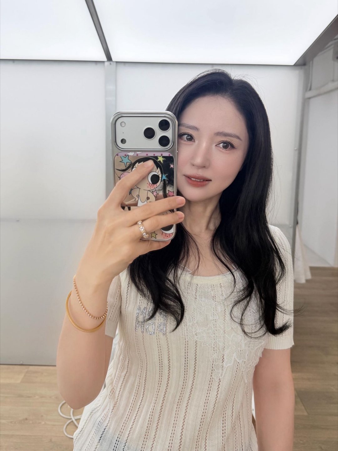 董璇小酒窝体验韩式妆造董璇带小酒窝去韩国玩，母女俩体验韩式特色妆容，假期生活好