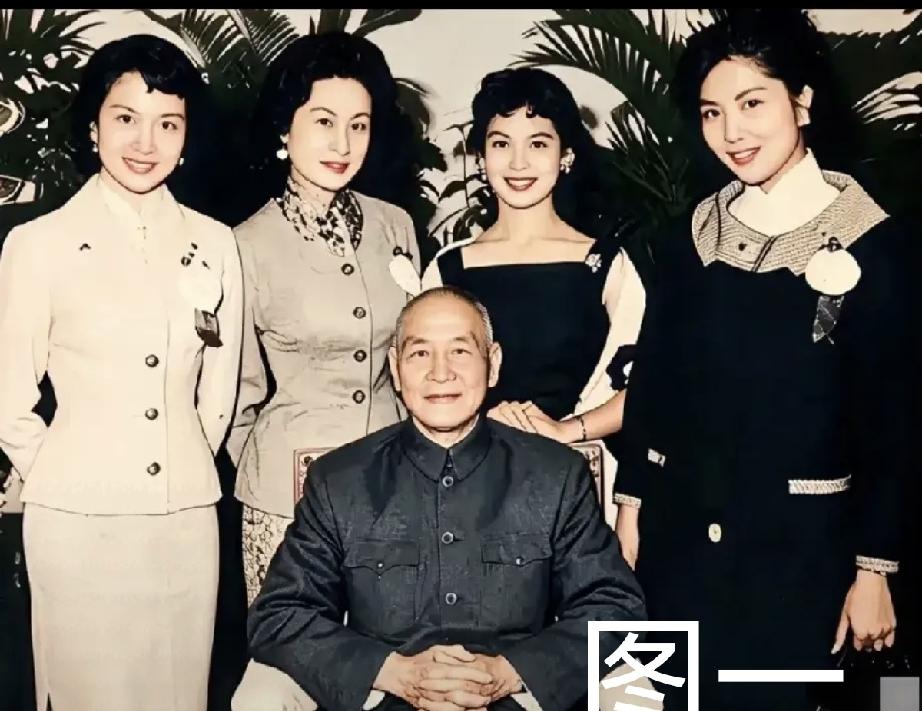 图一图二：香港女星葛兰与李湄、林黛、白光为蒋中正祝寿的一幕；图三图四：葛兰和蒋