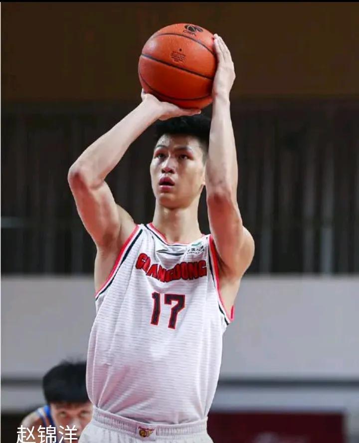 原广东宏远球员赵锦洋、万胜伟加盟河源坚基，表现出色。在广东省联赛的赛场上