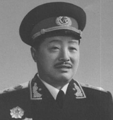 1975年，贺龙的追悼会原本由军委全程安排，可仪式才进行一半，追悼会的规格却突然