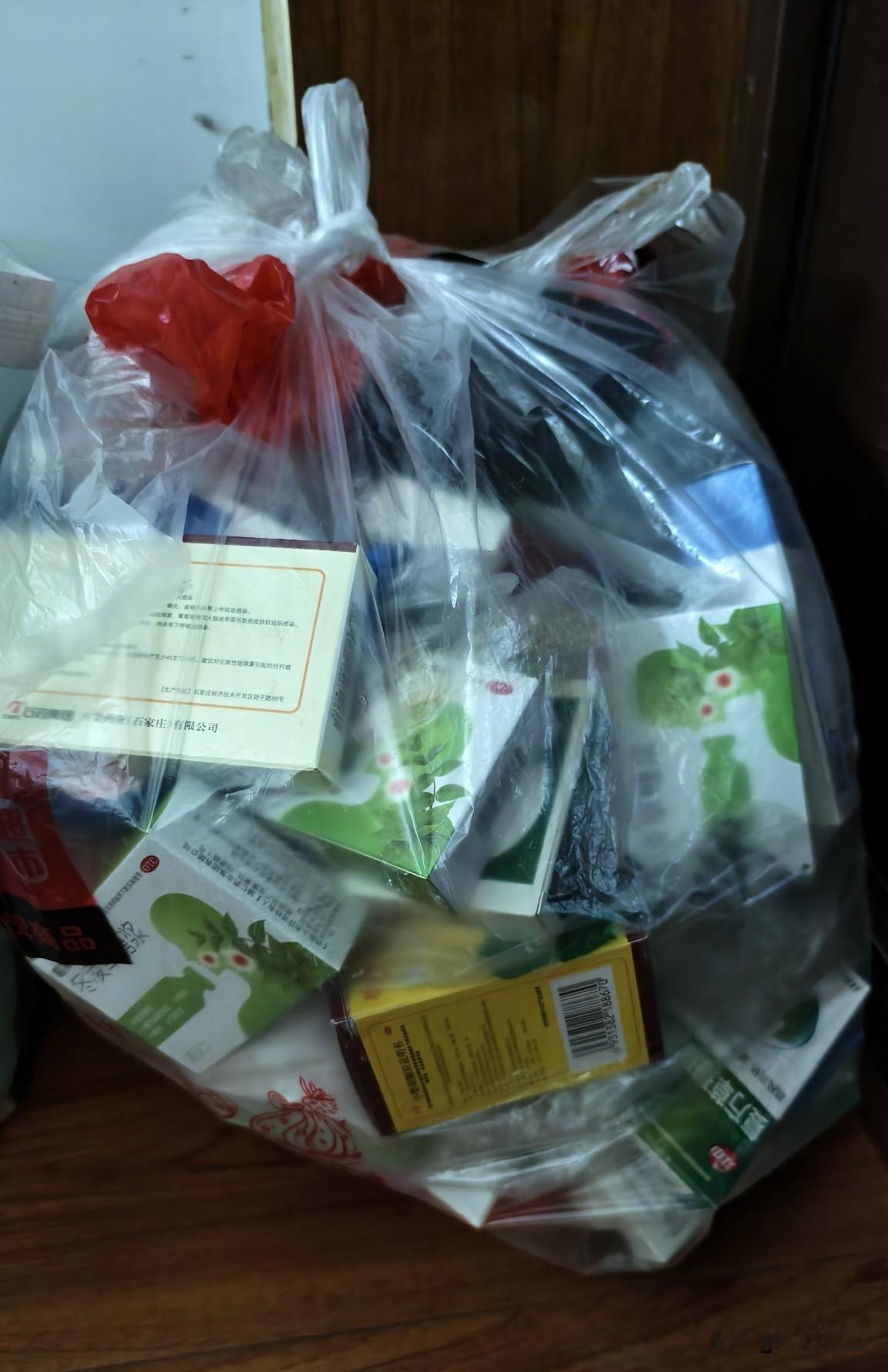 囤东西真的不可取。网上有人说，断舍离可以让身心愉悦，今晚就行动起来。收拾