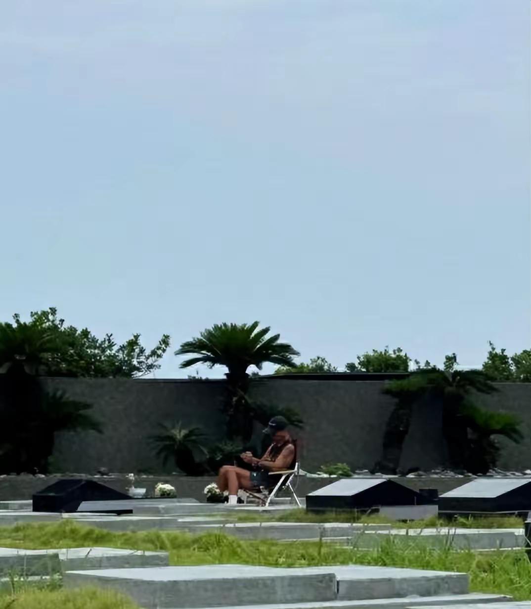 具俊晔带了椅子去墓地？这行为还是第一次看见！去墓地，不应该是很端庄的吗？还带个