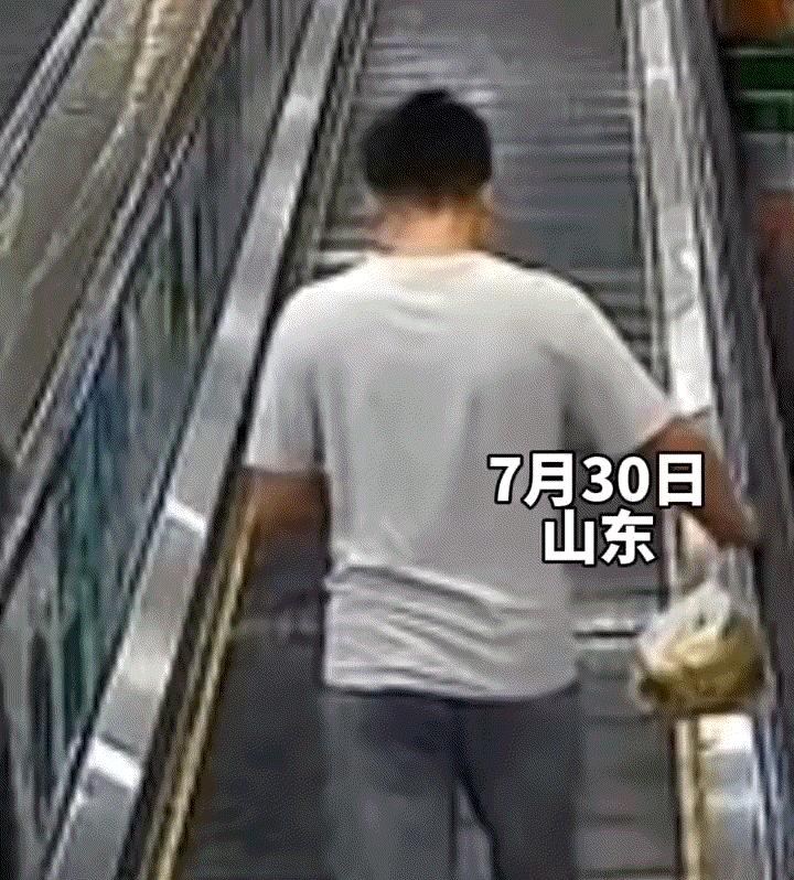 防不胜防。山东，一男子乘电梯时，突然被身后低血糖晕倒的女子拽了一把裤子，还差点将