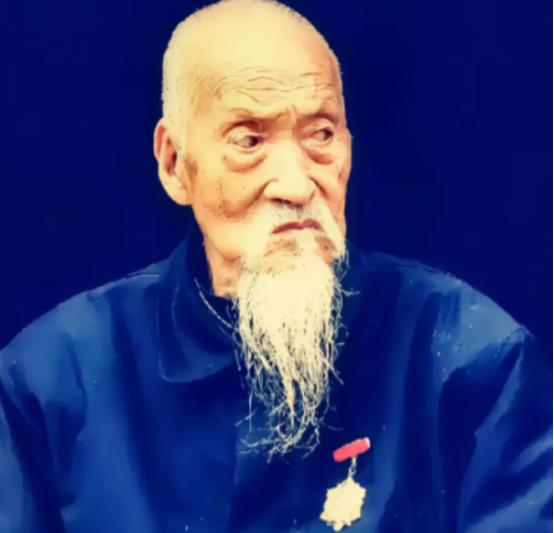 太行山绝壁上，一个人，被十四个日军围死。枪口对准后脑勺的那一刻，司凤梧没有跪下，