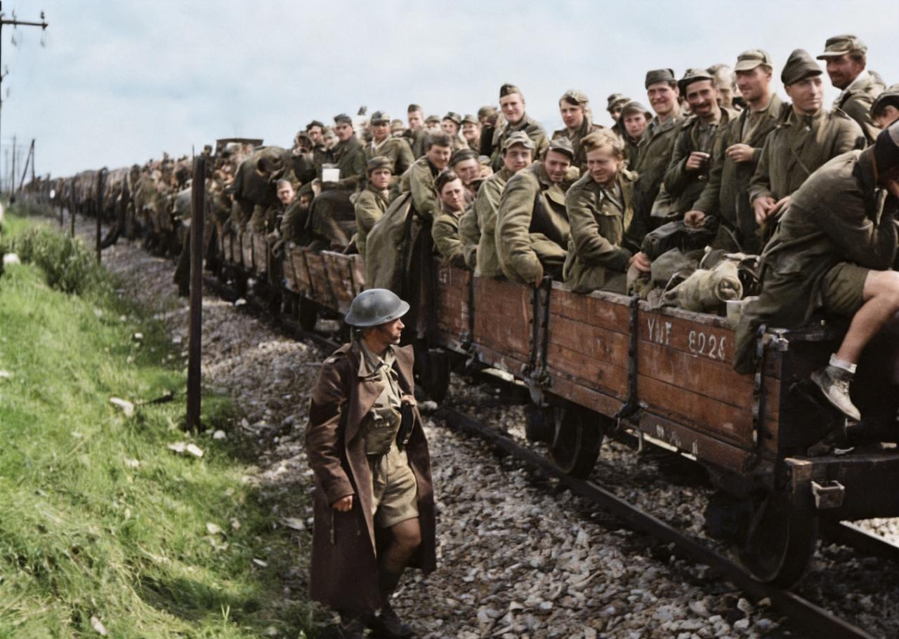这是1943年突尼斯一名英军士兵押送着一辆满载意大利战俘的火车。虽然，这些意大利