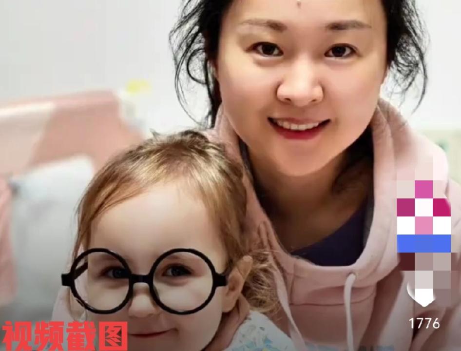 江苏有中国爸妈生出混血宝宝。因为宝宝的成长里，看到宝宝长出了黄头发，这让家里