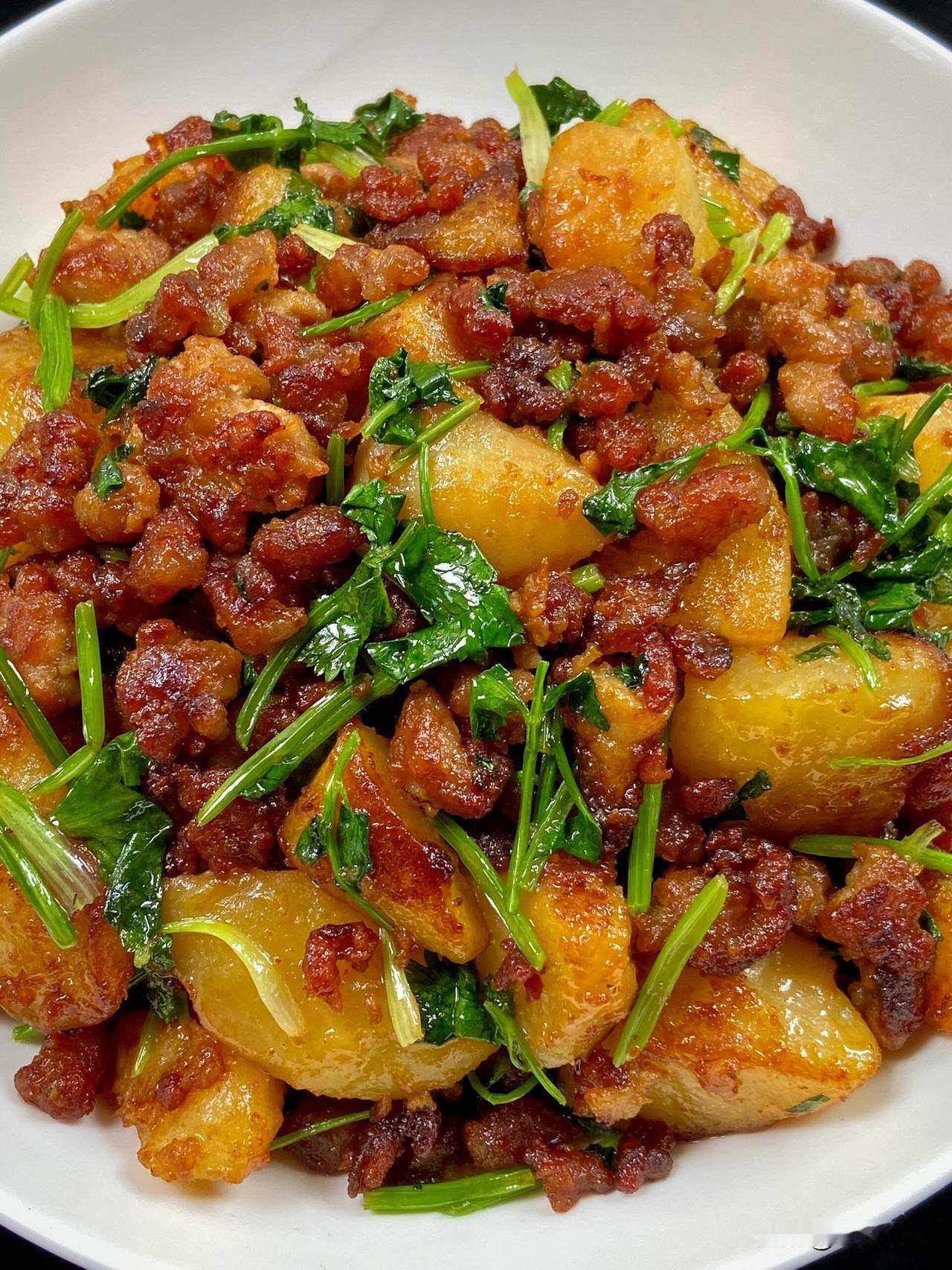 答应我，一定要试试这道香菜土豆肉末！巨香巨下饭，好吃到停不下来。土豆煎得外