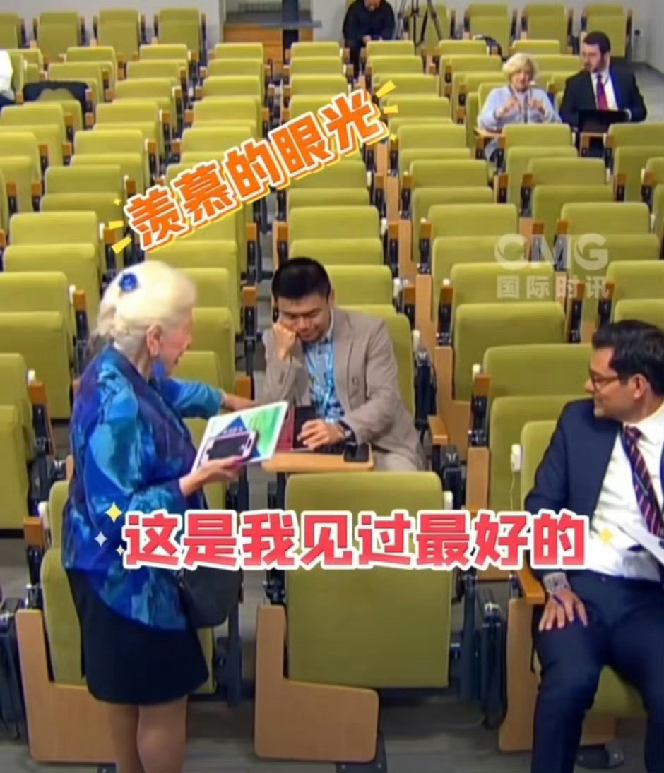 外国记者被中国手机种草了拿的是华为折叠屏手机，这肯定是要长脸的，毕竟形态上就招人