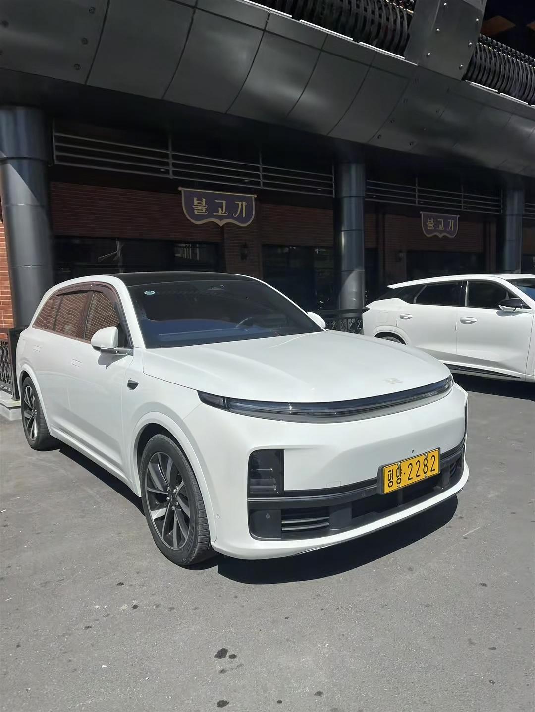 第1个把理想汽车卖到朝鲜的人肯定是天才！这是朝鲜街头的理想汽车，众所周知，这