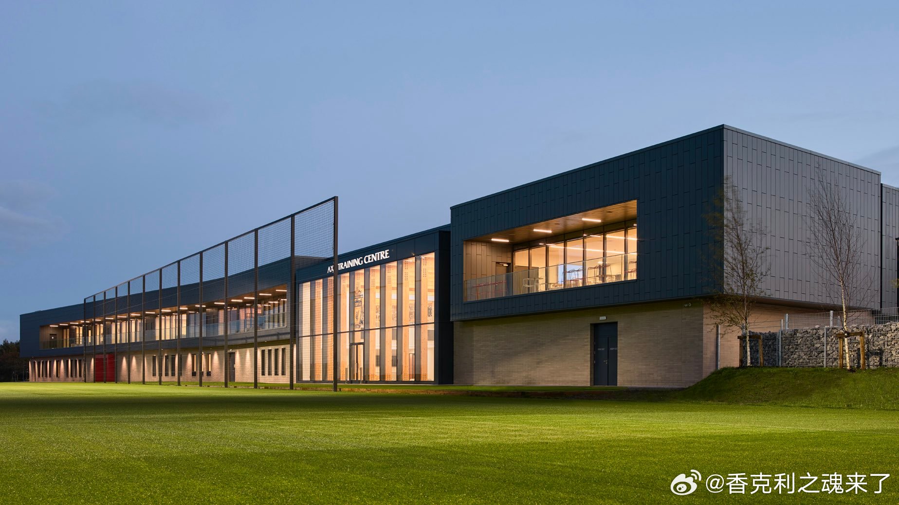 拜仁小推拿出利物浦训练基地和拜仁训练基地做对比他写着：相比之下，拜仁的训练设施已