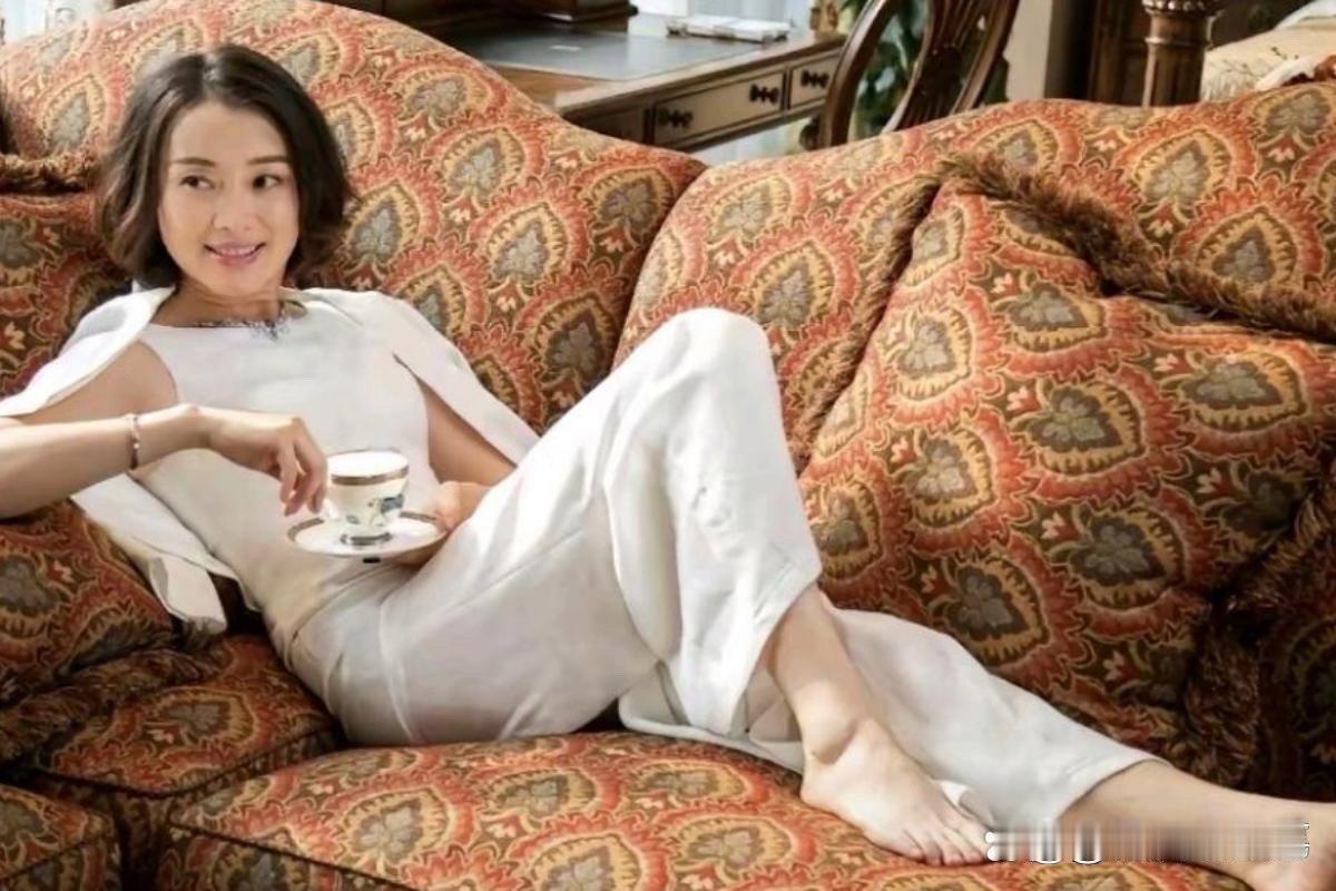 吴越的脚简直是教科书级别的美！这精致程度真的绝了，圆润饱满又白皙，完全长在我的审