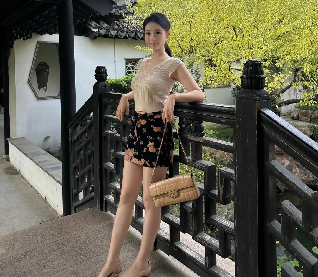 今日街拍，身材颜值俱佳的大美女谁看了不迷糊？