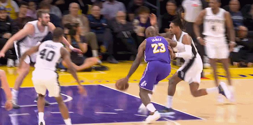 勒布朗·詹姆斯现在跳得和卢克·科内特一样高。不是比喻，是NBA官方的体测数据：