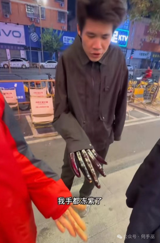 天气太冷了...手都冻红了，我手都冻紫了 这下我让你俩暖和了