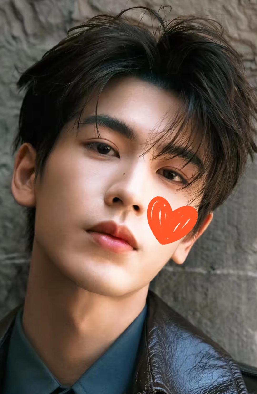 这几天看到张凌赫被贴上“粉底液将军”的标签我真是一脸问号。影视寒冬这么久