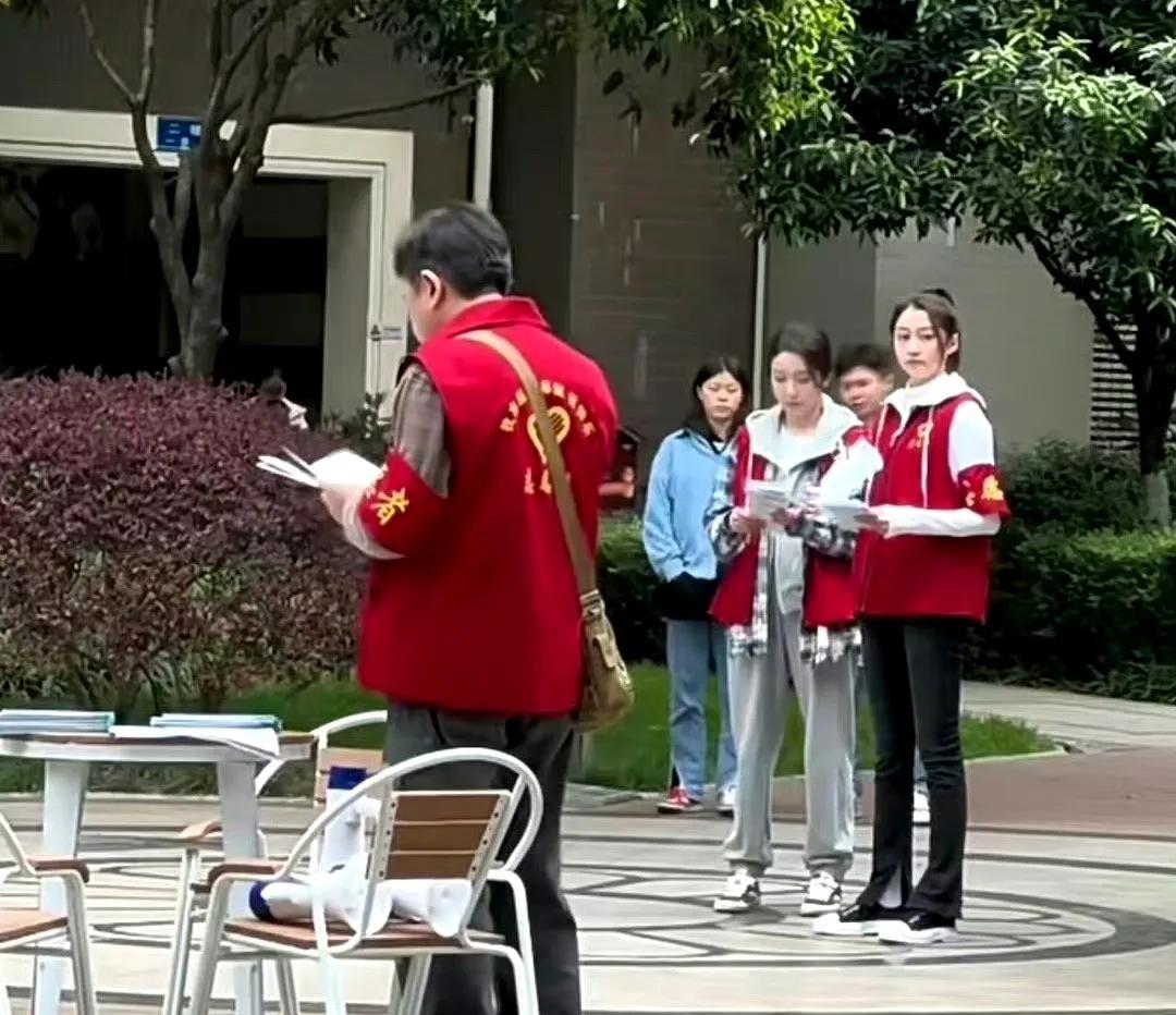 关晓彤这个裤子但凡换个人穿，我都觉得很灾难