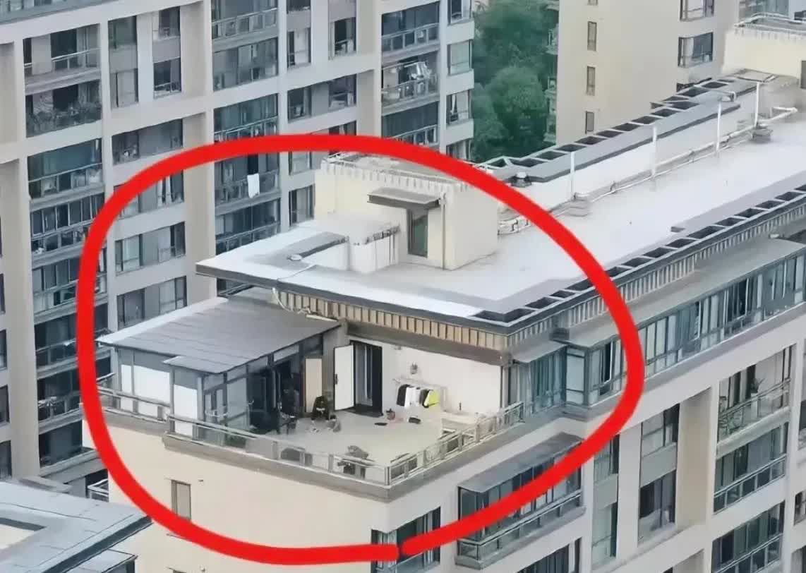 重庆，一名女子在阳台收衣服的时候，偶然发现对面楼顶楼的一户人家，将楼顶的阳台给改
