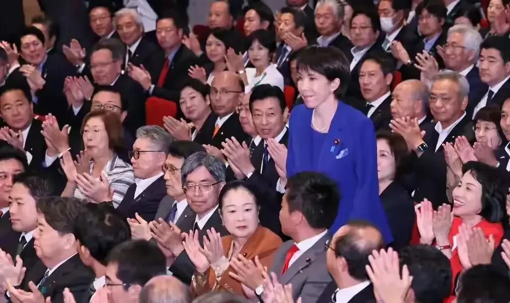 日本频繁换首相，而且左的不行，右的不行，温和的石破茂也不行，看样这回日本自民党寄