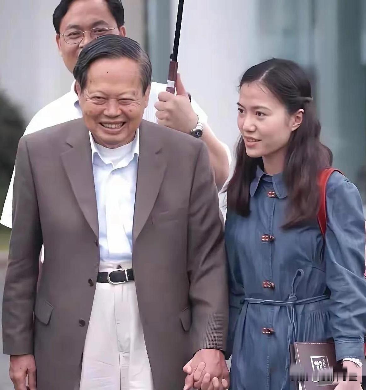 临时前一小时还在聊天,有访客来的时候,杨先生通过翁帆写下的字,知道是葛墨林来访,