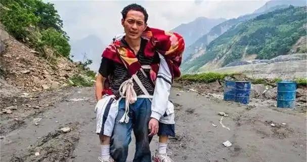 “不用了，他是我儿子，死了。”2008年，汶川大地颤抖，无数家庭支离破碎