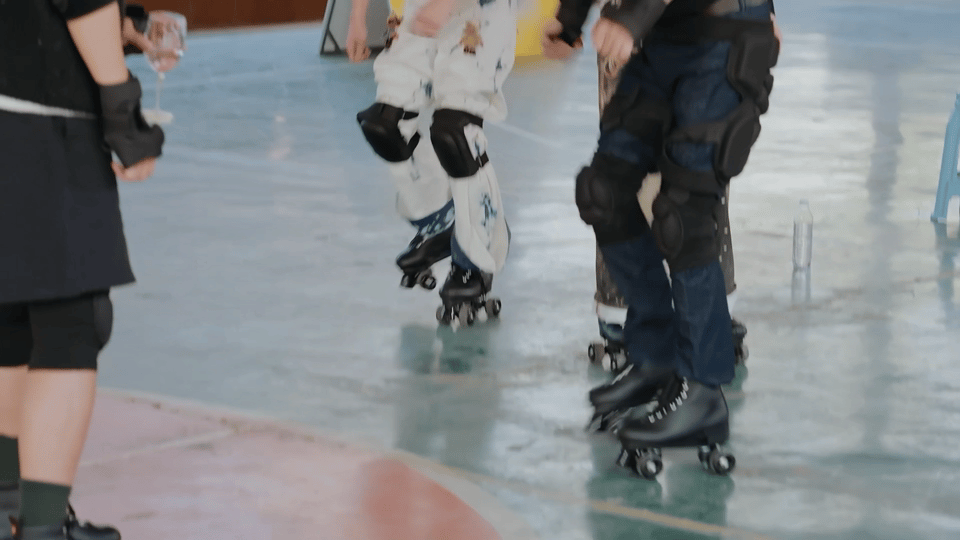 五哈舞姿是和李小冉学的吧哈哈哈哈哈脑子里全是一点一点贴近你的心，五哈这舞一放，瞬