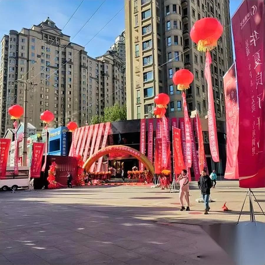 刚退休没两天，隔壁张姨就拽我：“私企门卫缺人，你去呗！”我跟姑娘提这事儿，她