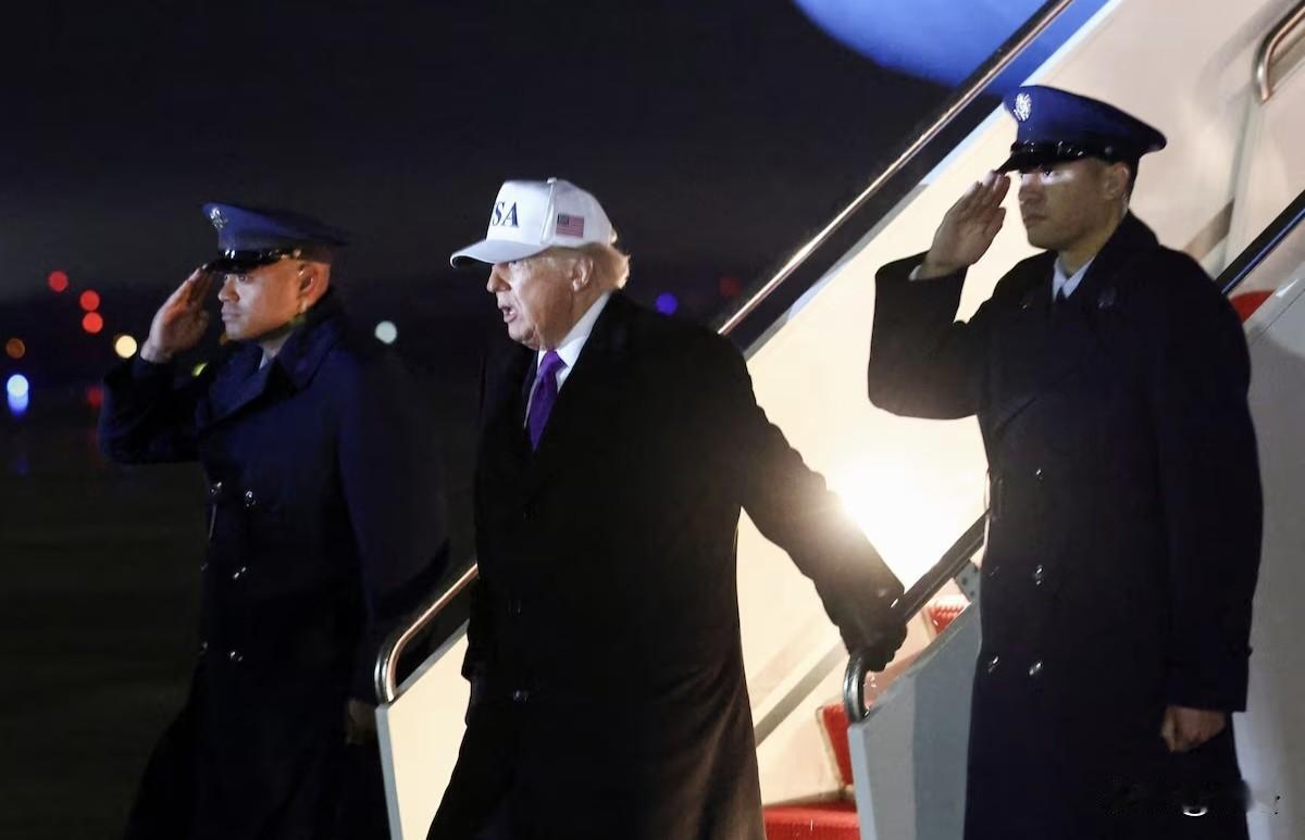 报复不过夜！特朗普放话报复最高法院，对全球加征10%关税路透社2月21日消