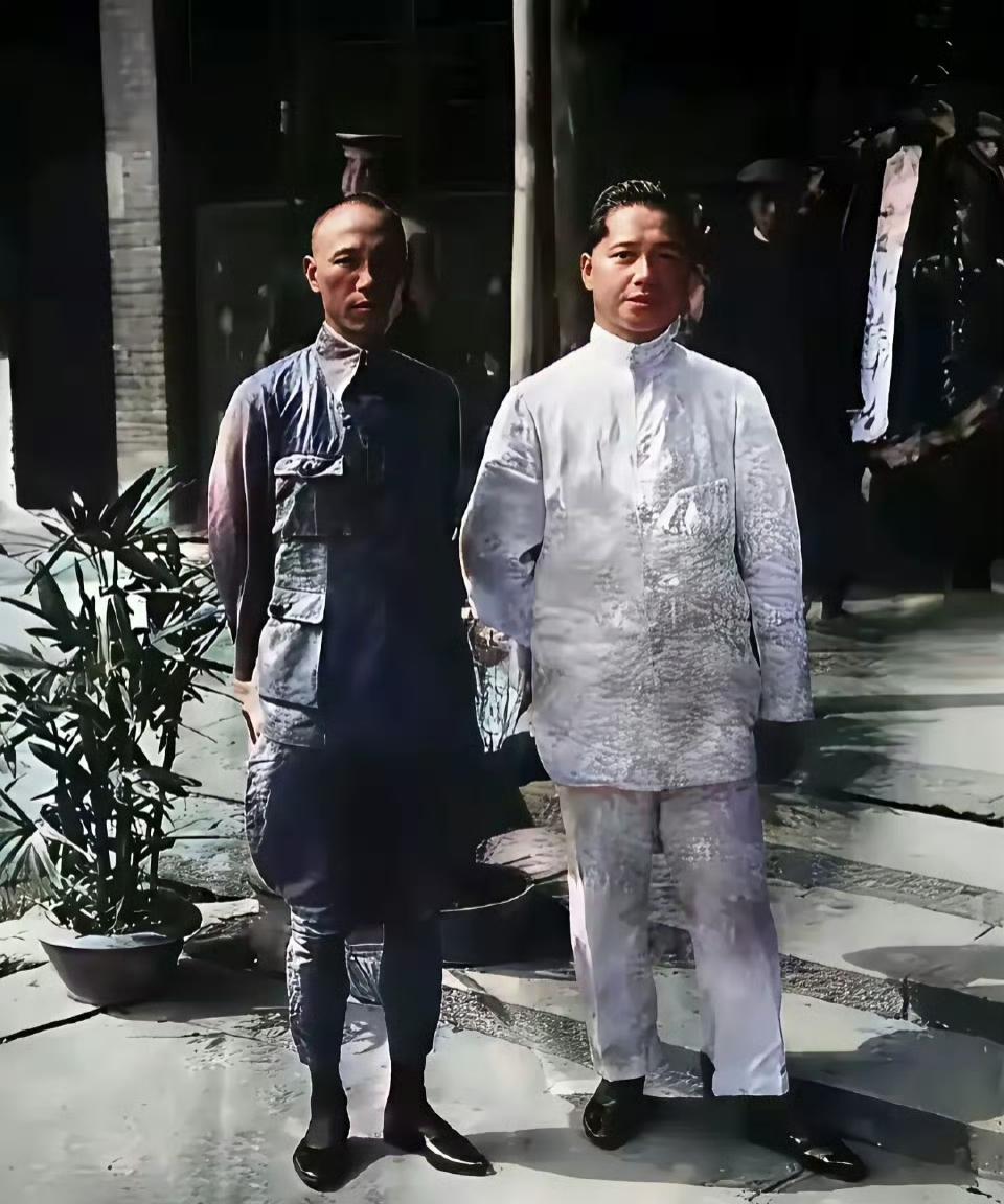 北伐前夕，蒋介石和汪精卫的合影，这时候汪精卫在国民党内声望、资历远高于蒋介石，是