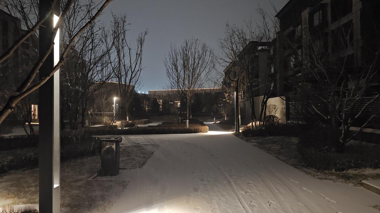 沈阳浑河冬季结冰期的景色简直绝了！冰面像是一面巨大的镜子，倒映着天空和岸边的建筑