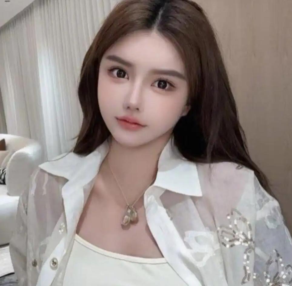 韩安冉也真是舍得，为了见明星一掷千金前几天还在直播里念叨着想照着杨颖整，