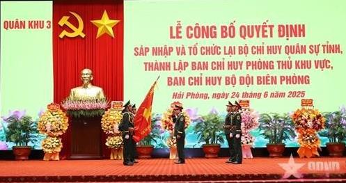 合并重组后的新越军第三军区成立并被授予军旗6月24日上午，越军第三军区司令部举