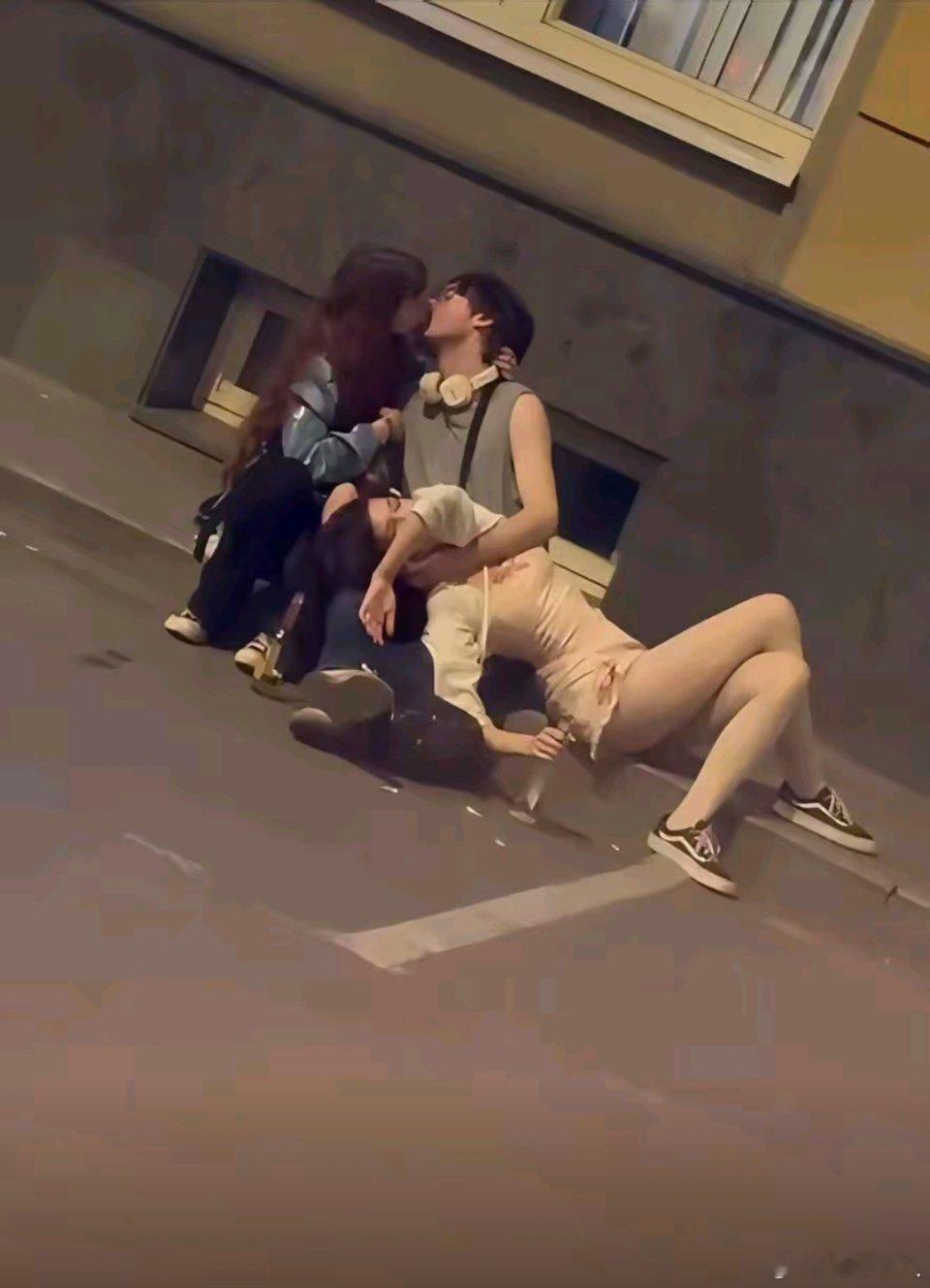 他们仨啥关系？