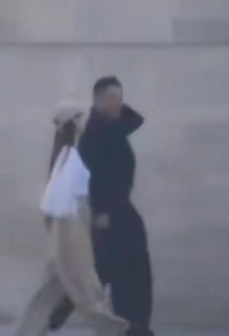 小汪总带着媳妇来到国外度假，本来是把孩子们也带过来的。可惜孩子们上课啦，小梅也开