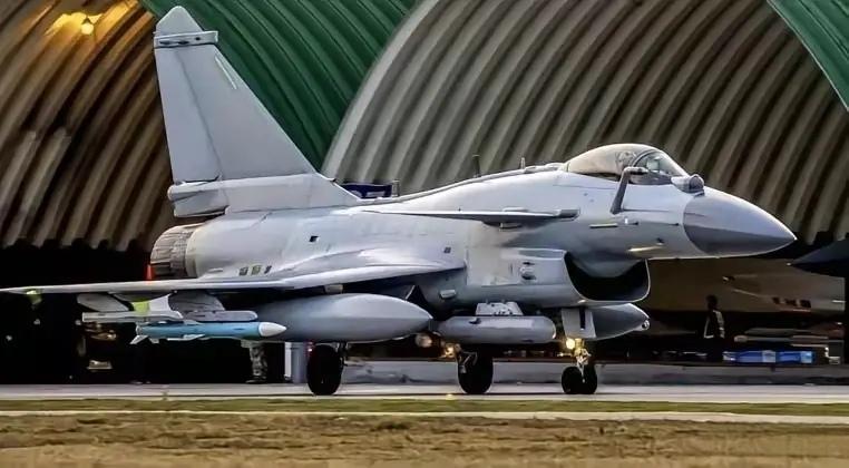 央视刚披露！3月25日，中部战区飞行员史录权，驾歼-10C巡逻时，遭外机火控雷