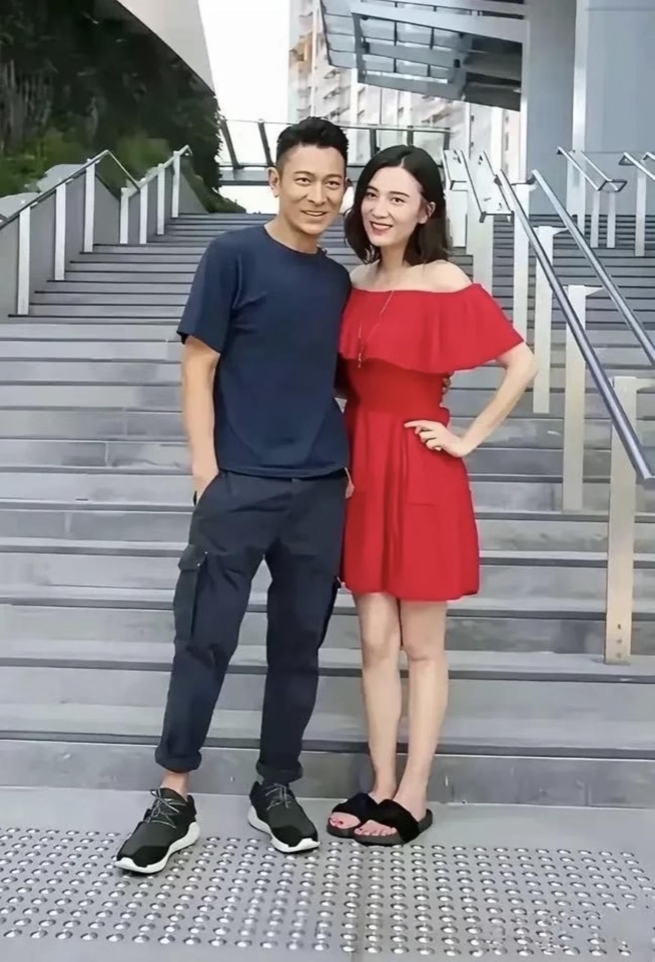 刘德华与宋佳的旧照，刘德华好帅，宋佳身穿红裙子，好漂亮啊。2017年，两人的