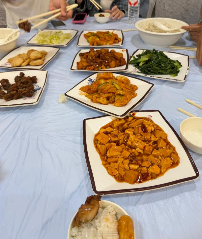 香港2块钱不到的一日游旅行团的餐标。我看了下行程，黄大仙，天平山顶，天星小轮，星