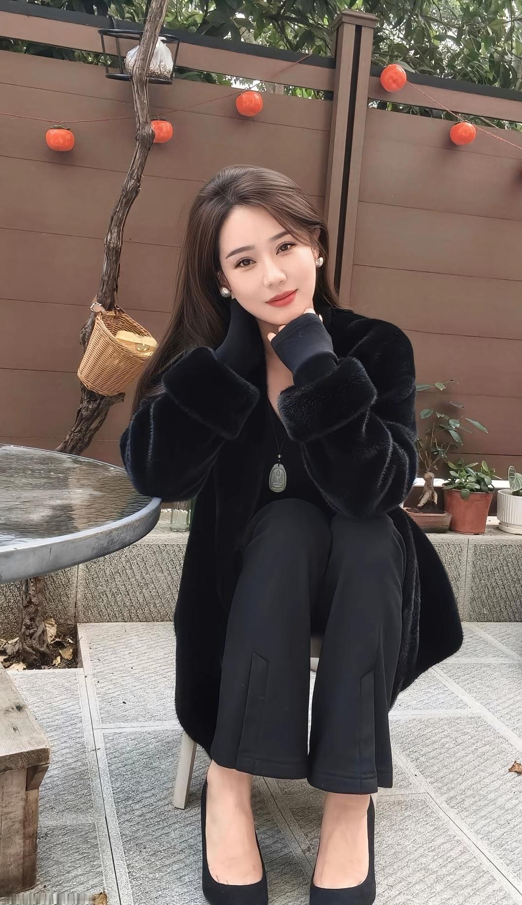 冬日穿搭指南：黑色毛绒外套+黑色裤子，温暖又时尚！