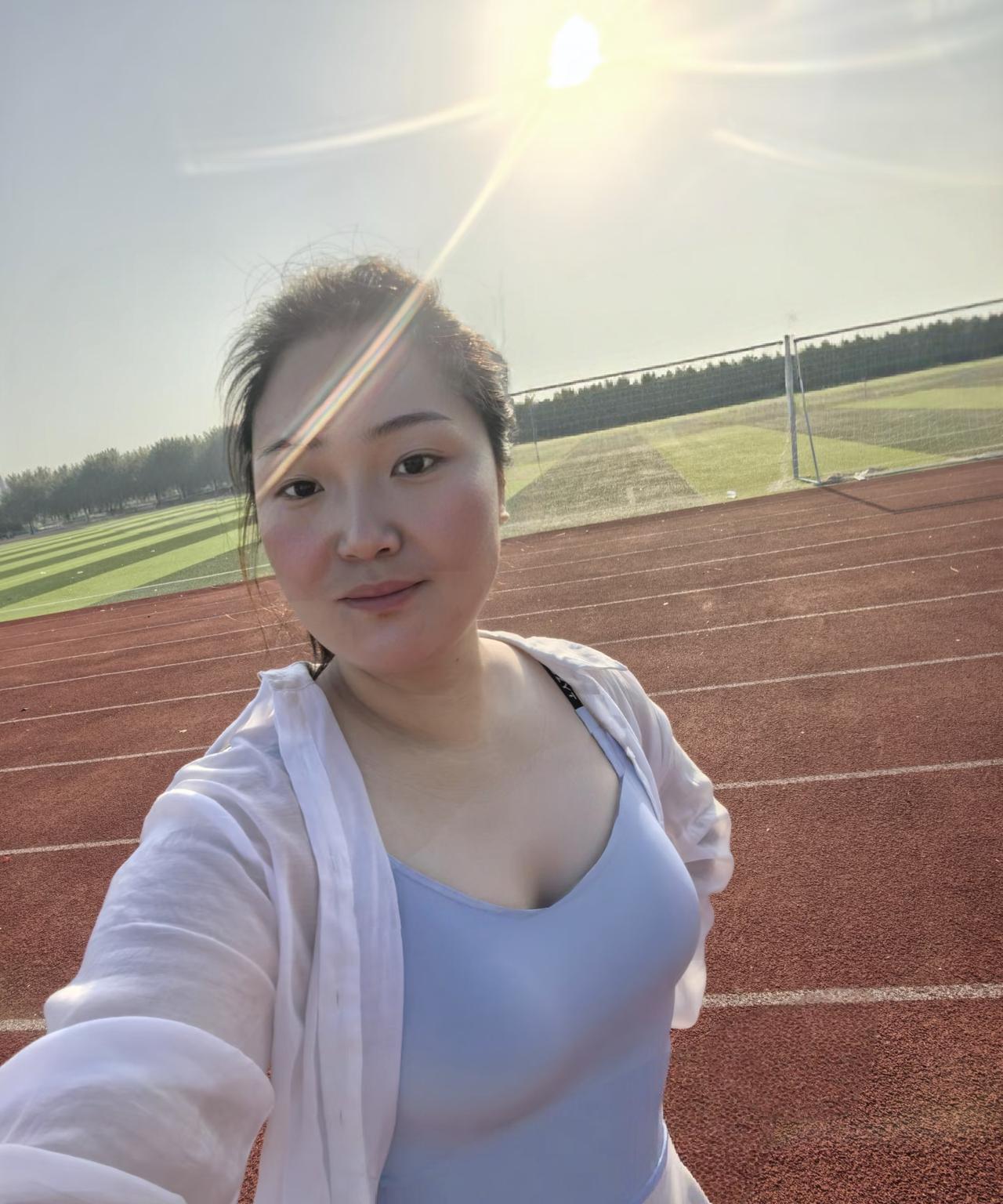 周末人都去哪里了。这么大的操场一个人都没有。只有我自己跑圈[捂脸哭]。有
