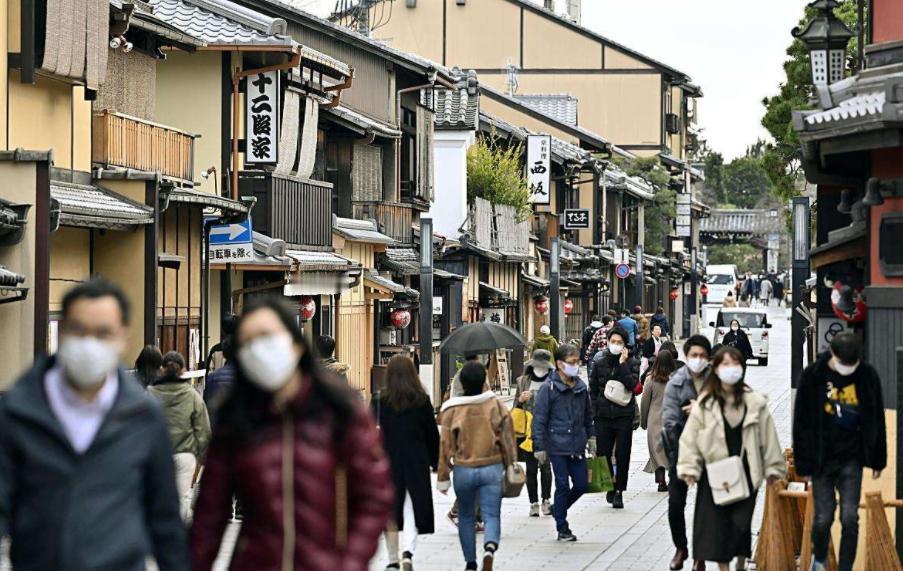本人接触过大量日本人，我可以很负责地说：1：绝大部分日本人对于二战期间的暴行