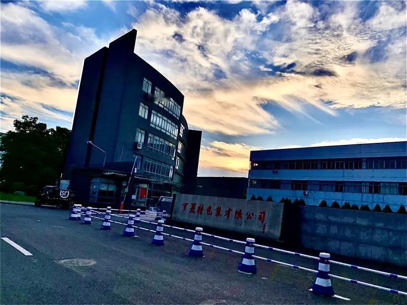 中恒电气，28.3的成本，买了1万股。注意，他不是满仓梭哈，这哥们仓位控制得明明