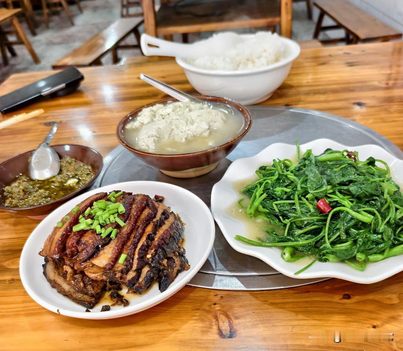 床车自驾游途中，一日一食一记。在万州吃午饭，消费了38元。今日老俩口的午