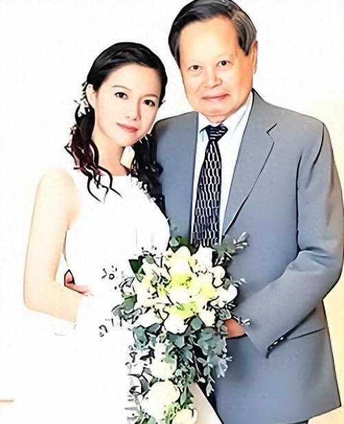 都以为翁帆只得了清华公寓的使用权，殊不知杨振宁留给她的，根本不是房子，而是一口“